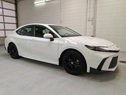 Ice 2025 Toyota Camry SE