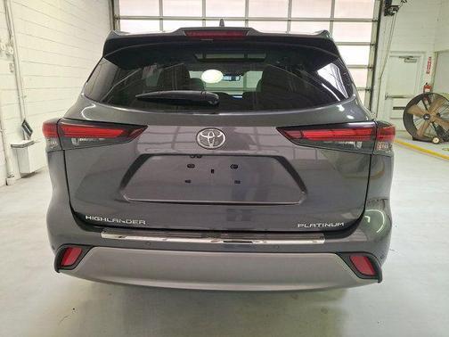 Magnetic Gray Metallic 2024 Toyota Highlander Platinum