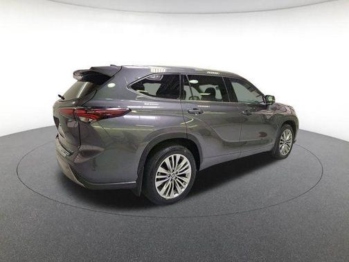 Magnetic Gray Metallic 2024 Toyota Highlander Platinum