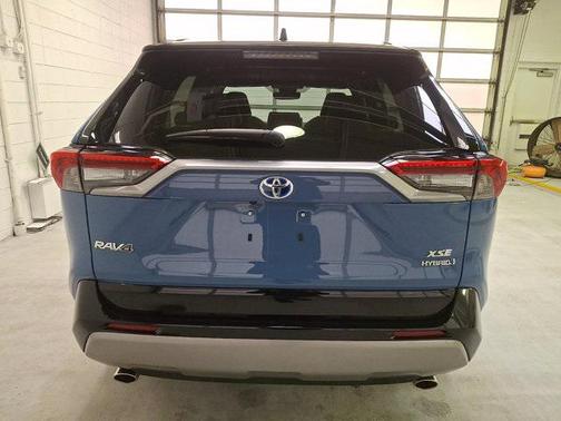 2022 Toyota RAV4 Hybrid SE