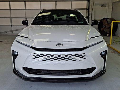 Oxygen White 2025 Toyota Crown Signia Limited