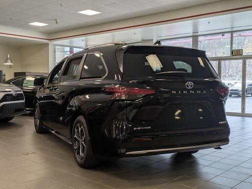 2025 Toyota Sienna Platinum