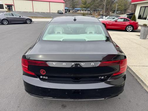 2018 Volvo S90 T6 Momentum