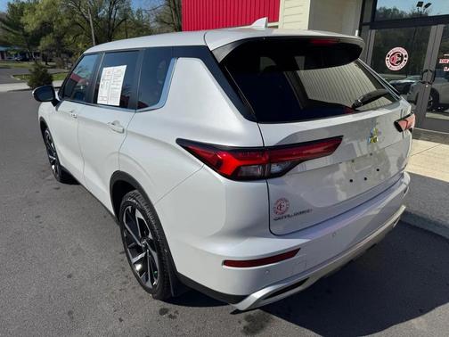 White Diamond 2024 Mitsubishi Outlander SE 2.5 S-AWC