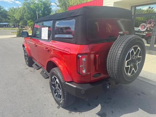 Hot Pepper Red Metallic Tinted Clearcoat 2022 Ford Bronco Outer Banks
