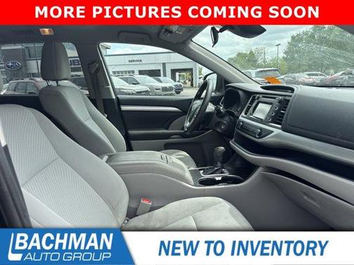 Midnight Black Metallic 2019 Toyota Highlander LE