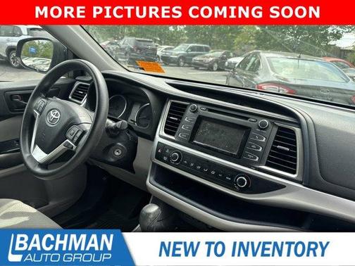 Midnight Black Metallic 2019 Toyota Highlander LE