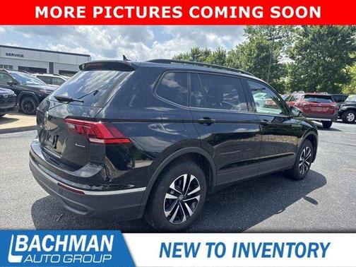Deep Black Pearl Effect 2024 Volkswagen Tiguan 2.0T S