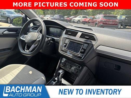 Deep Black Pearl Effect 2024 Volkswagen Tiguan 2.0T S