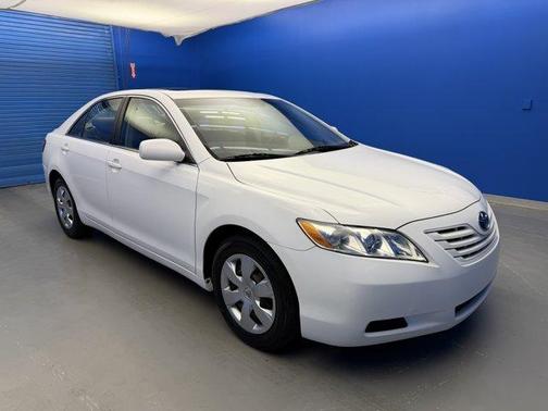 Super White 2009 Toyota Camry SE