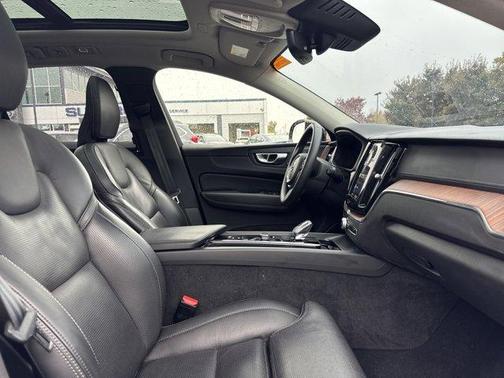 2024 Volvo XC60 B5 Ultimate Dark Theme