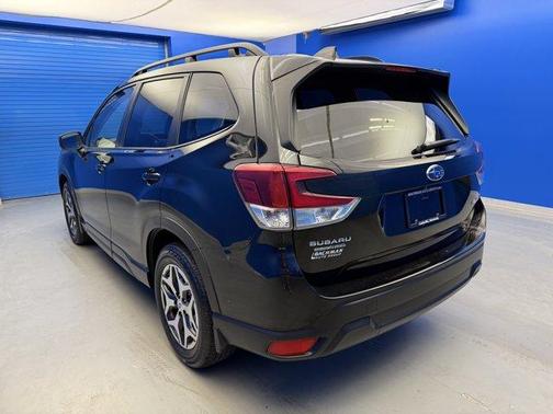 Crystal Black Silica 2024 Subaru Forester Premium