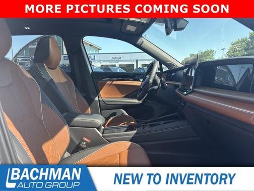 Opal White Pearl Effect 2025 Volkswagen Tiguan 2.0T SEL R-Line