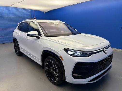 Opal White Pearl Effect 2025 Volkswagen Tiguan 2.0T SEL R-Line