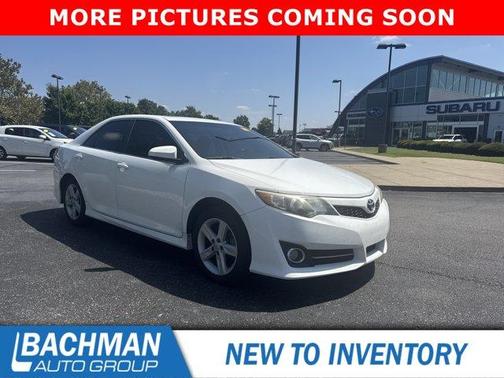 Super White 2014 Toyota Camry SE