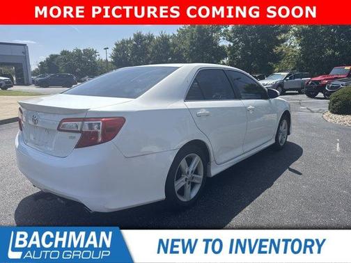 Super White 2014 Toyota Camry SE