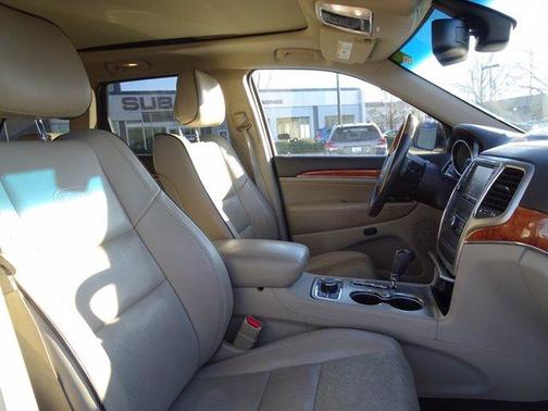 Photo 4 of 25 of 2011 Jeep Grand Cherokee Overland