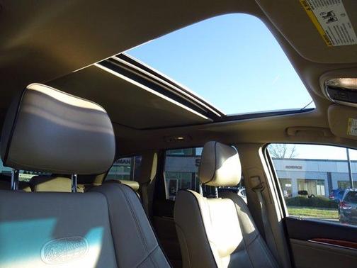 Photo 2 of 25 of 2011 Jeep Grand Cherokee Overland