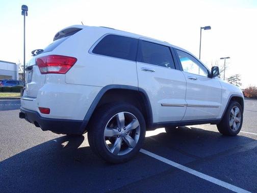 Photo 3 of 25 of 2011 Jeep Grand Cherokee Overland
