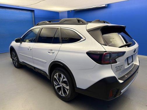 Crystal White Pearl 2022 Subaru Outback Limited XT