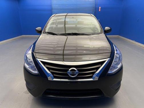 Super Black 2015 Nissan Versa 1.6 SV