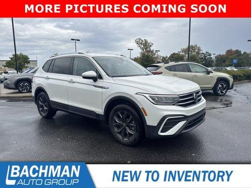 Opal White Pearl Effect 2023 Volkswagen Tiguan 2.0T SE