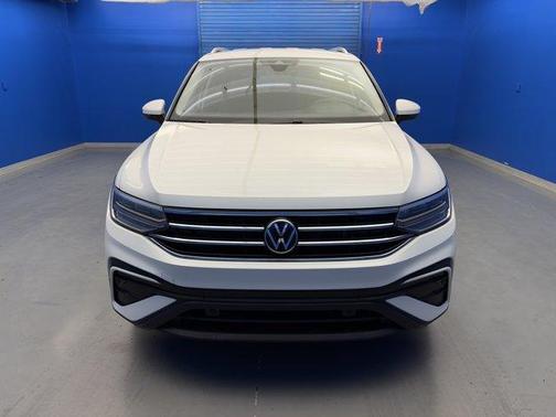 Opal White Pearl Effect 2023 Volkswagen Tiguan 2.0T SE