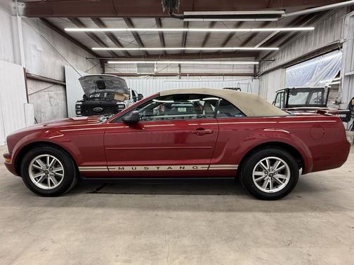 2005 Ford Mustang Deluxe