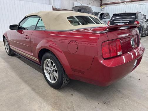 2005 Ford Mustang Deluxe