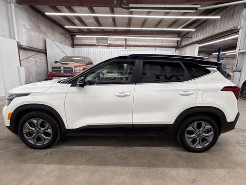 Clear White/Black Roof 2024 Kia Seltos S