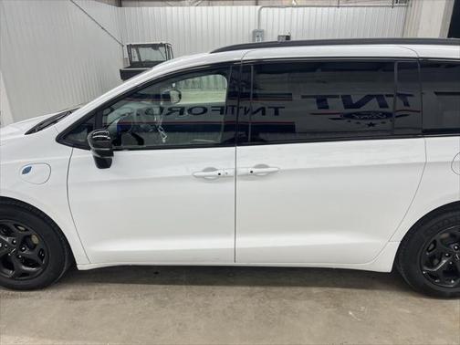 2024 Chrysler Pacifica Hybrid Premium S Appearance Pkg
