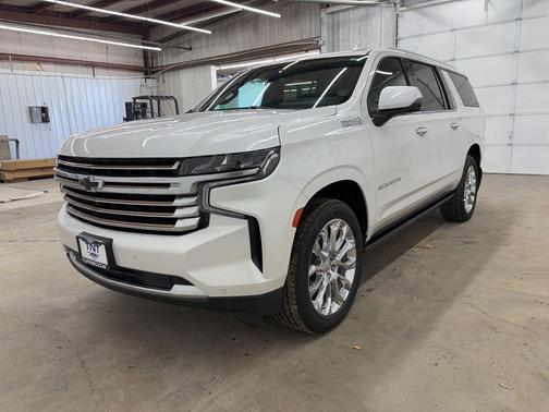 Iridescent Pearl Tricoat 2023 Chevrolet Suburban 4WD High Country