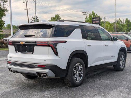 Summit White 2024 Chevrolet Traverse LT