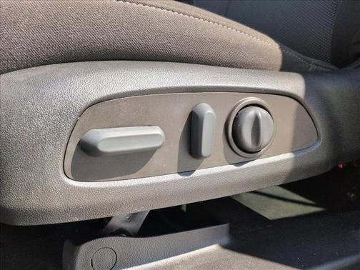 Summit White 2023 Chevrolet Traverse LT Cloth