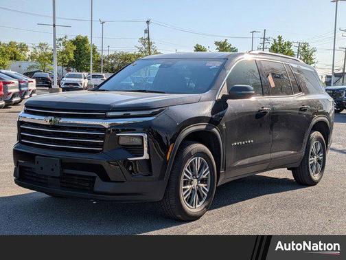 Mosaic Black Metallic 2024 Chevrolet Traverse LT