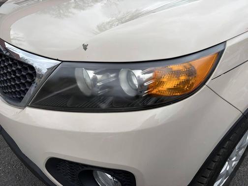 Tan 2011 Kia Sorento LX