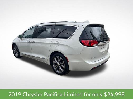 Luxury White Pearlcoat 2019 Chrysler Pacifica Limited