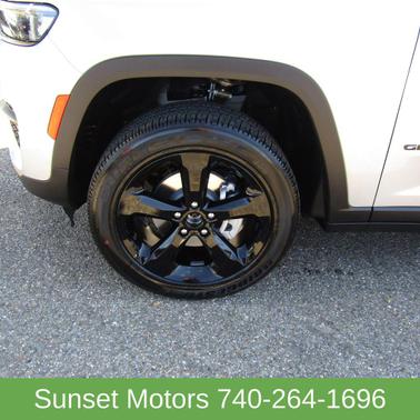 Silver Zynith 2025 Jeep Grand Cherokee Altitude