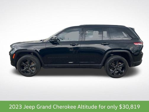 Diamond Black Crystal Pearlcoat 2023 Jeep Grand Cherokee Altitude