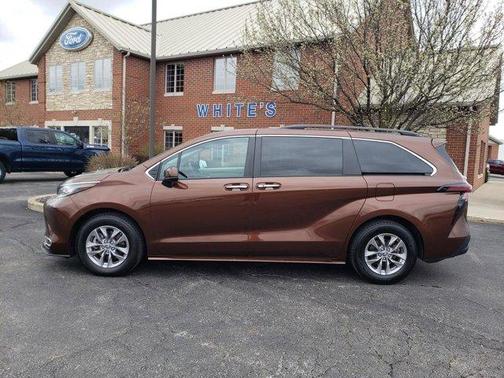 2023 Toyota Sienna XLE 8 Passenger