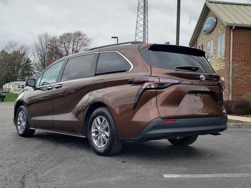 2023 Toyota Sienna XLE 8 Passenger