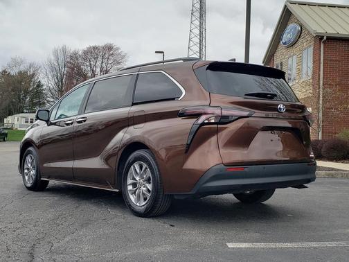 2023 Toyota Sienna XLE 8 Passenger