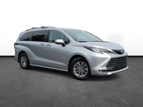 Celestial Silver Metallic 2021 Toyota Sienna XLE