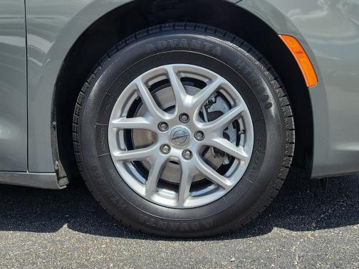 Ceramic Gray Clearcoat 2022 Chrysler Pacifica Touring L