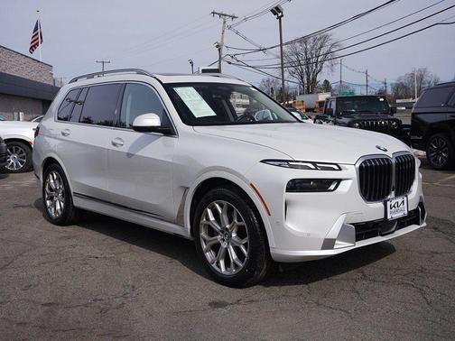 Mineral White Metallic 2023 BMW X7 xDrive40i