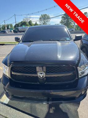 Brilliant Black Crystal Pearlcoat 2018 RAM 1500 Express