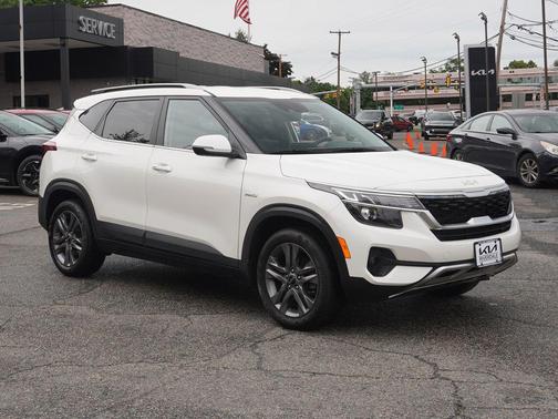 Snow White Pearl 2023 Kia Seltos S