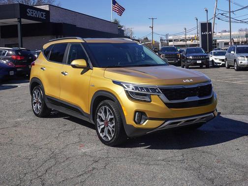 Starbright Yellow/Black Roof 2022 Kia Seltos SX Turbo