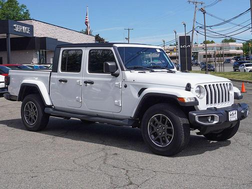 Bright White Clearcoat 2023 Jeep Gladiator Overland