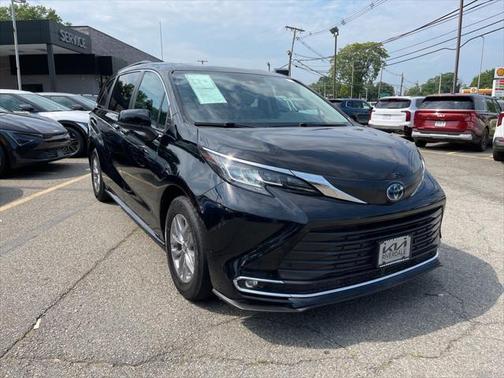 2022 Toyota Sienna XLE 8 Passenger